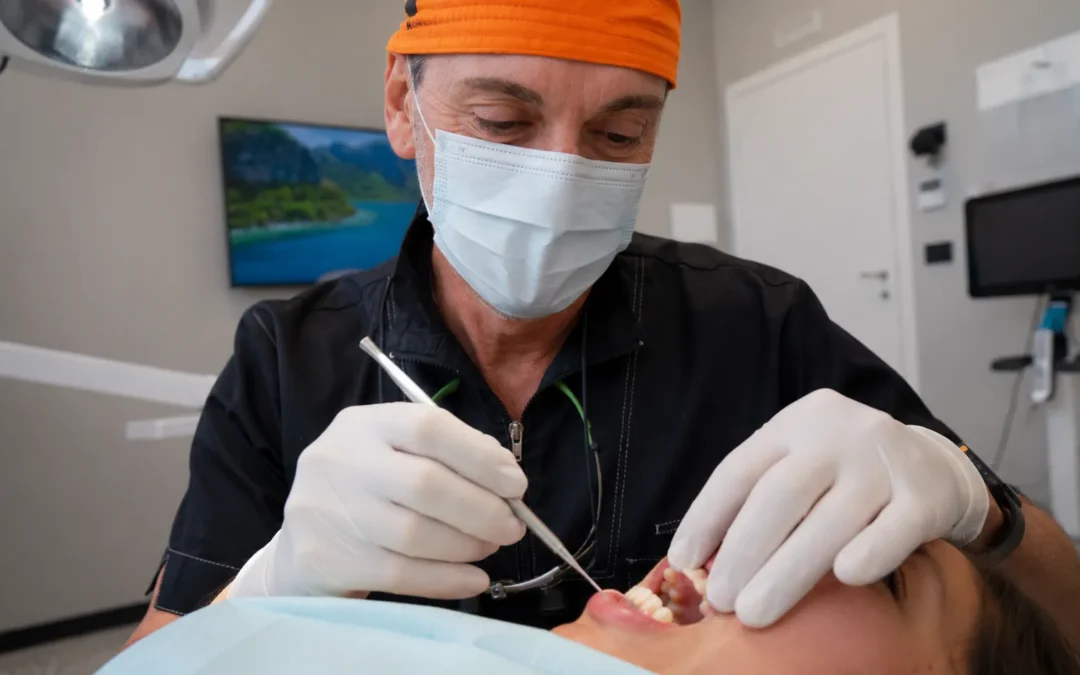 Dentista esegue diagnosi di carie sottogengivale con sonda parodontale