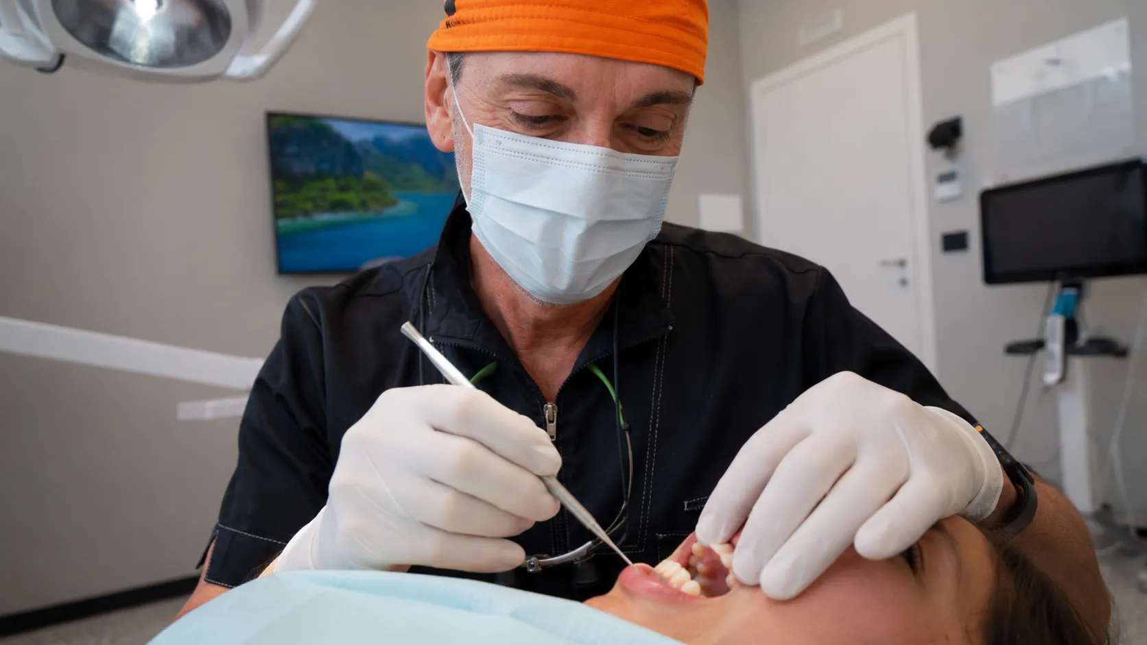 carie-sottogengivale Dentista esegue diagnosi di carie sottogengivale con sonda parodontale